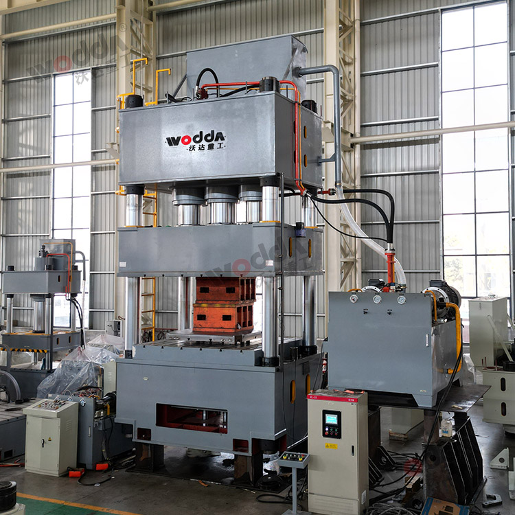 1500噸多(duo)頂杆(gan)拉伸(shen)液壓(ya)機側(ce)視圖(tu)