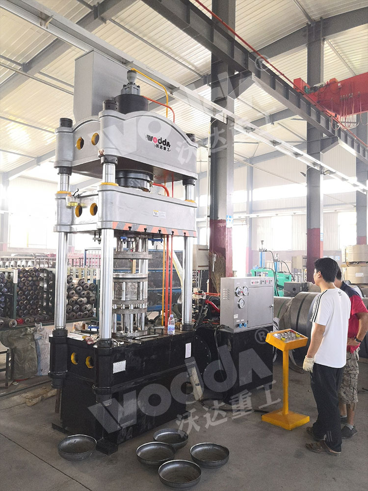 200噸煤氣(qi)罐封頭液(ye)壓機