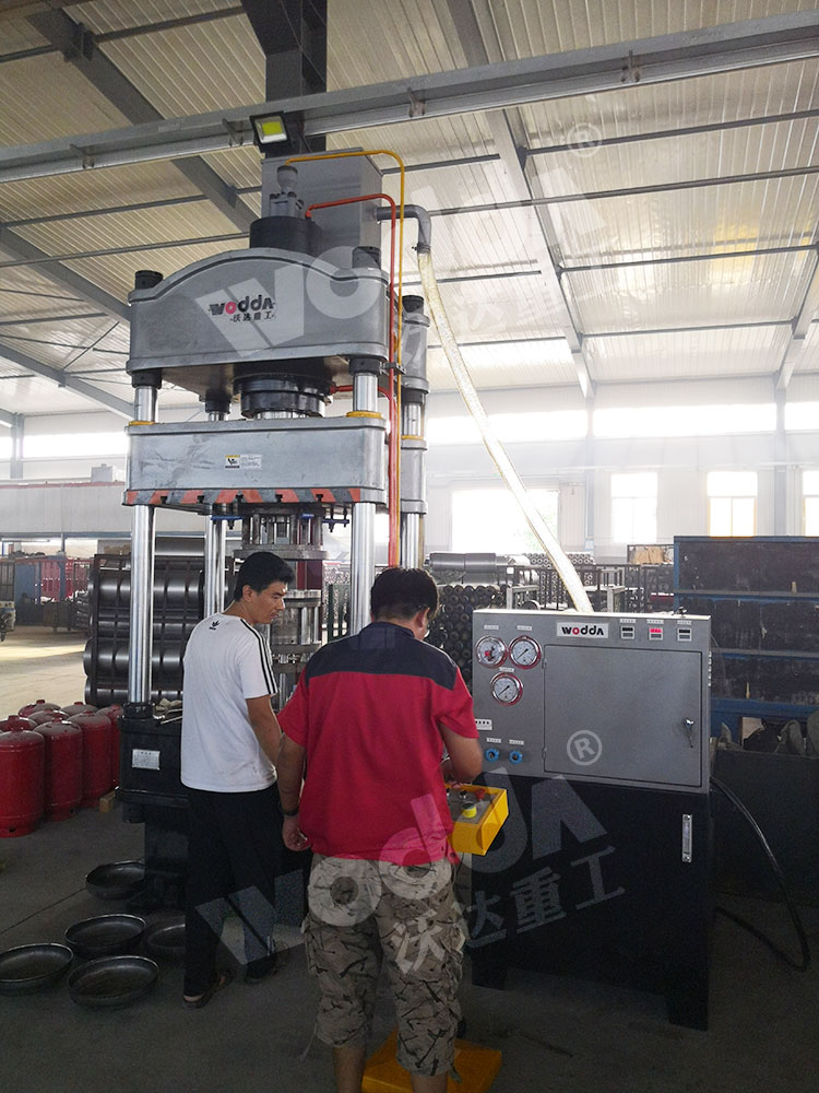 200噸煤(mei)氣罐(guan)封頭(tou)液壓(ya)機（圖(tu)2）