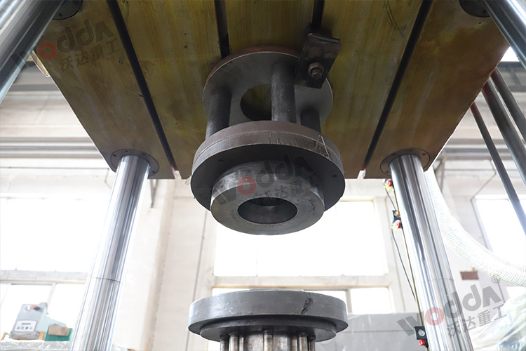 200噸(dun)金屬托(tuo)盤拉伸(shen)液壓機(ji)（模具）