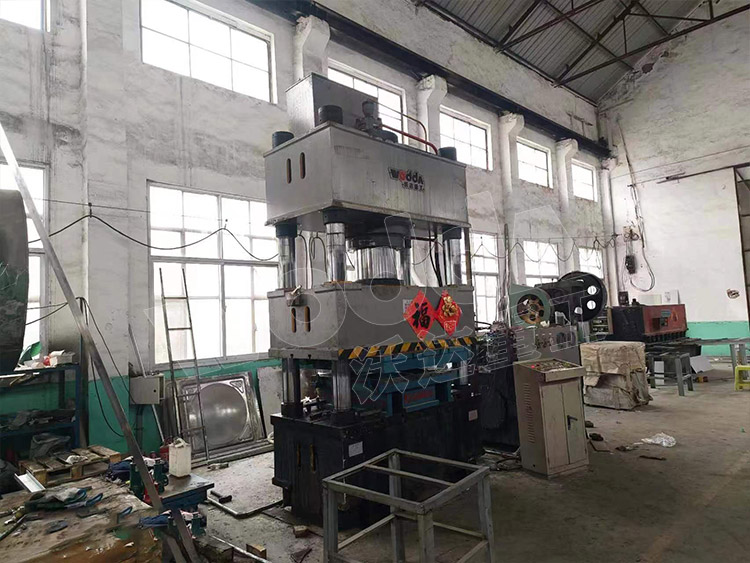 不鏽鋼(gang)水箱闆(pan)液壓機(ji)客戶現(xian)場