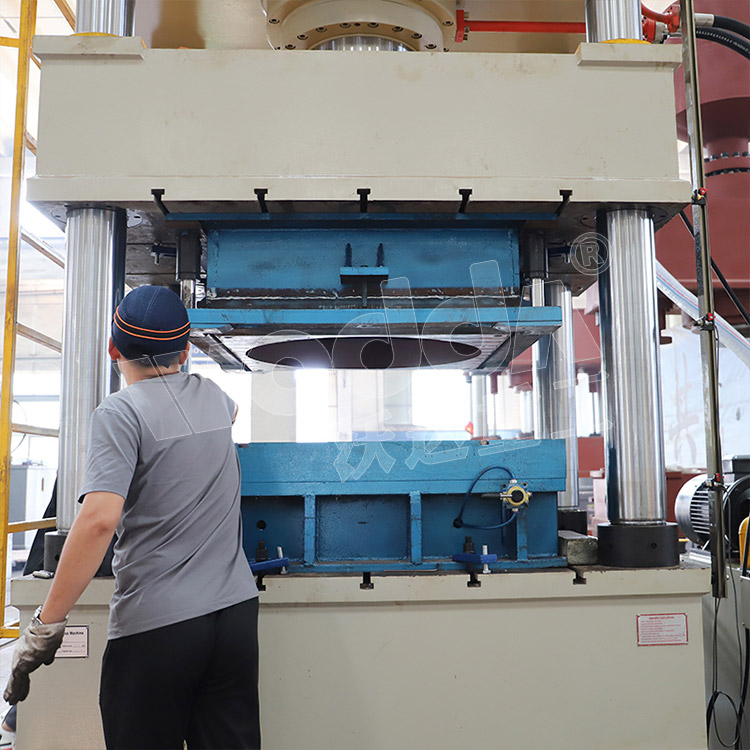 500噸(dun)不鏽鋼水(shui)箱液壓機(ji)(工作台) 500噸(dun)不鏽鋼水(shui)箱液壓機(ji)(工作台)