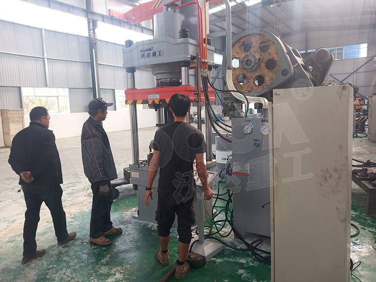 200噸封(feng)頭拉伸液(ye)壓機(圖1) 200噸(dun)封頭拉伸(shen)液壓機(圖(tu)1)