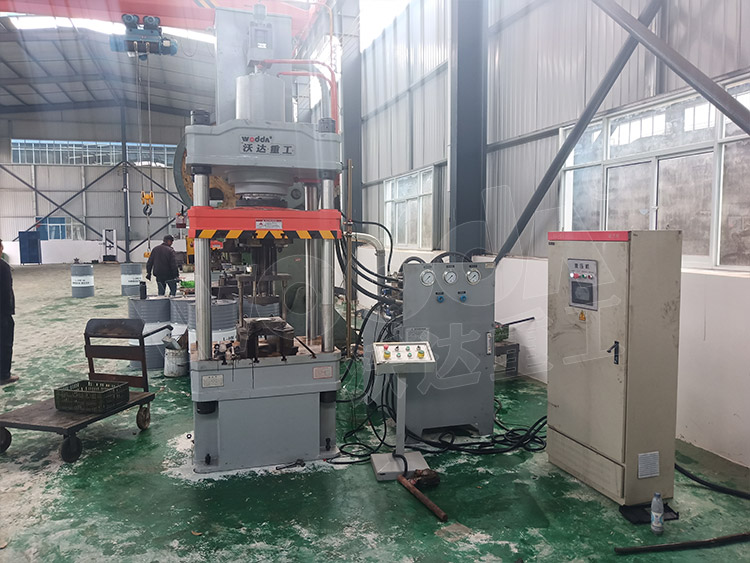 200噸封(feng)頭拉伸液(ye)壓機(圖3) 200噸(dun)封頭拉伸(shen)液壓機(圖(tu)3)