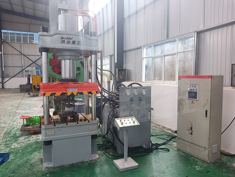 200噸封頭拉(la)伸液壓機(ji)(圖4) 200噸封頭(tou)拉伸液壓(ya)機(圖4)