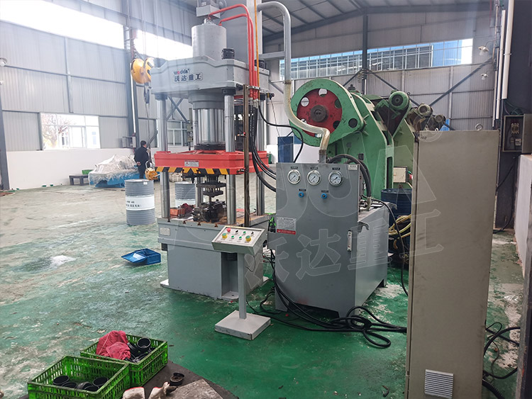 200噸封頭拉(la)伸液壓機(ji)(圖2) 200噸封頭(tou)拉伸液壓(ya)機(圖2)