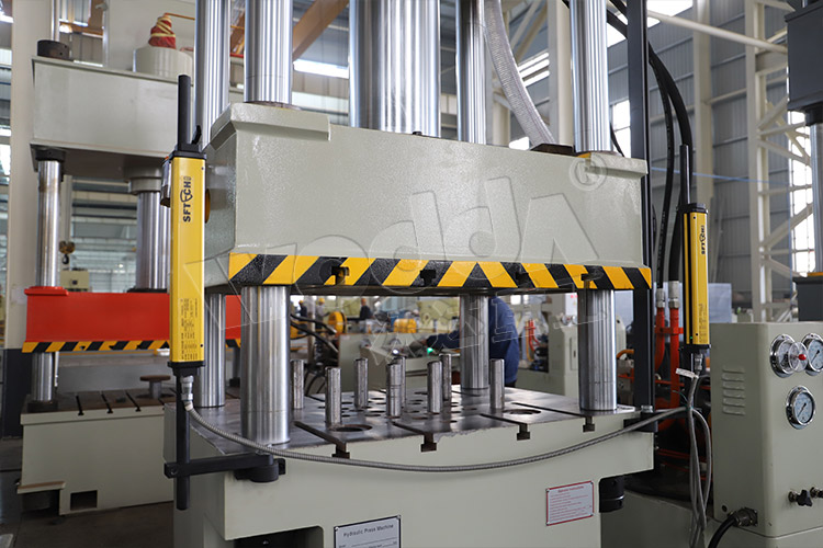 150噸(dun)拉伸機(ji)（液壓墊(nian)）