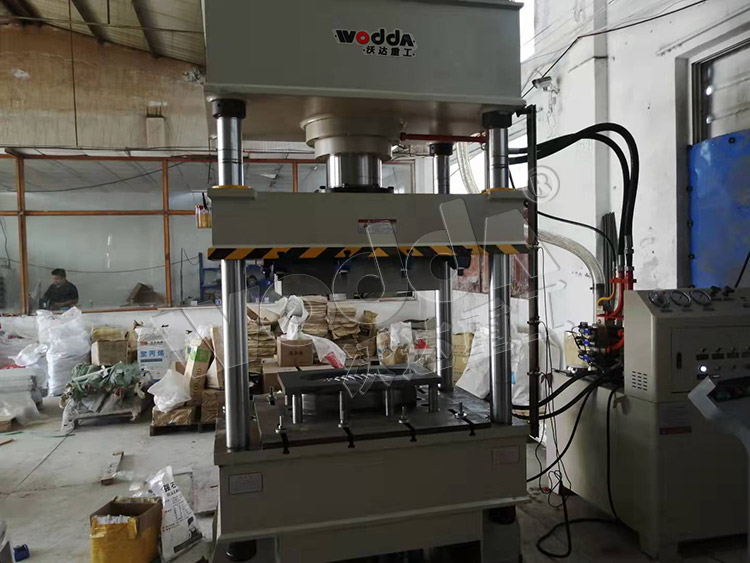 250噸(dun)太陽能(neng)路燈殼(ke)拉伸液(ye)壓機