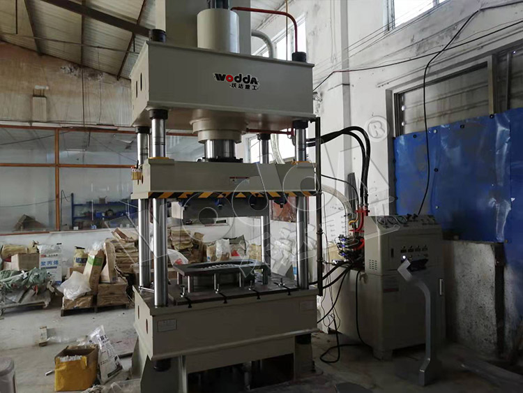 250噸不鏽(xiu)鋼拉伸(shen)液壓機(ji)現場