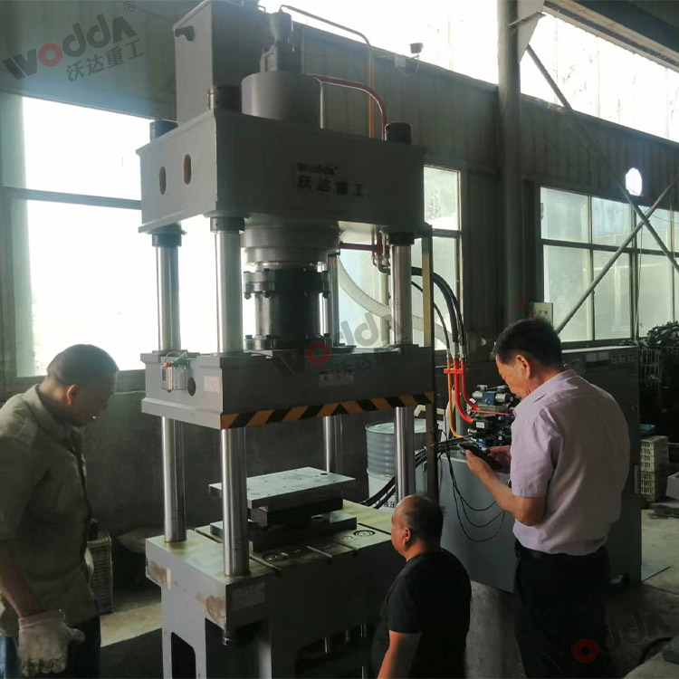 200噸(dun)不鏽鋼離(li)心風機拉(la)伸成型液(ye)壓機