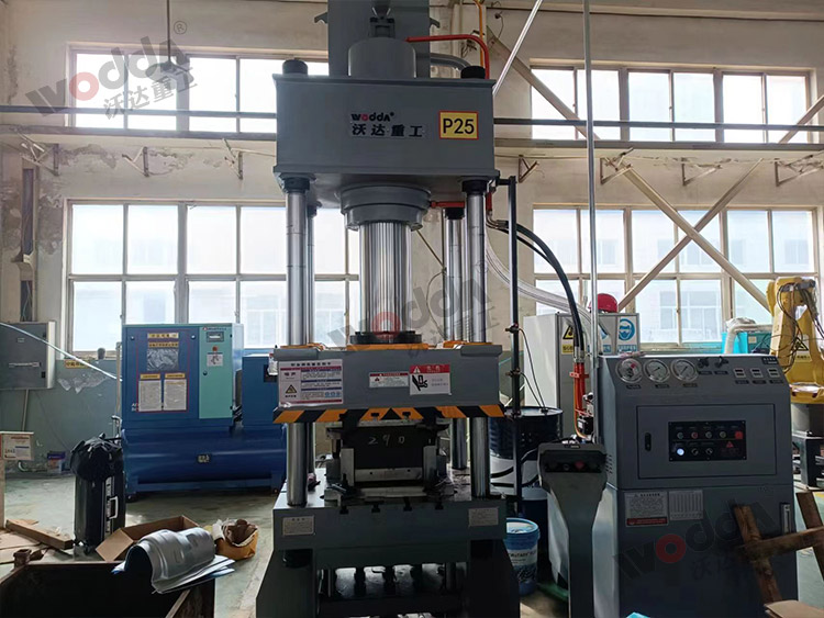 200噸(dun)汽車(che)排氣(qi)管散(san)熱罩(zhao)拉伸(shen)液壓(ya)機客(ke)戶現(xian)場