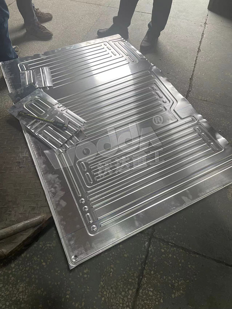 2000噸液壓(ya)機壓制(zhi)鋼木門(men)