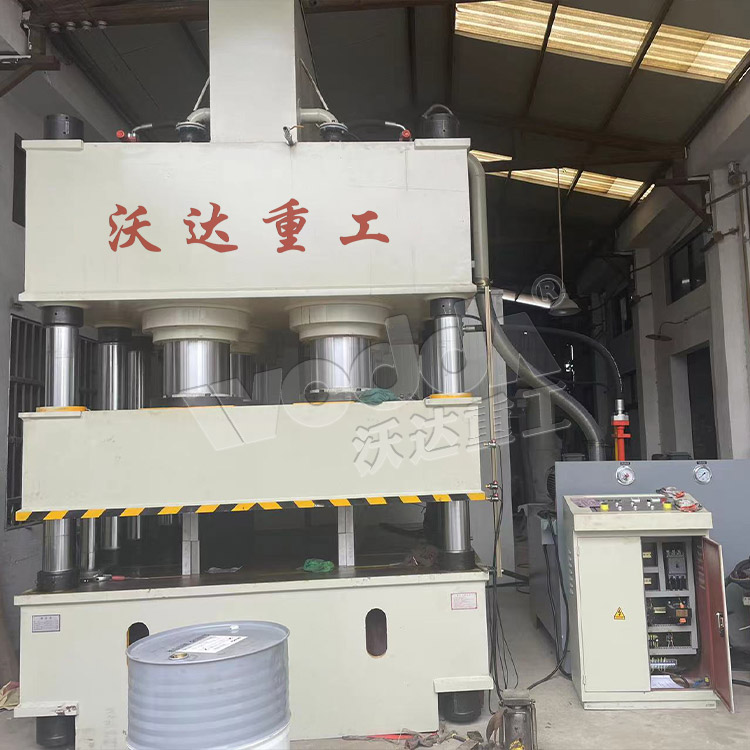 2000噸(dun)鋼木門(men)壓花機(ji)客戶現(xian)場