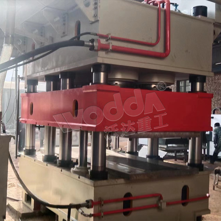 3000噸鋼(gang)木門(men)壓花(hua)機客(ke)戶現(xian)場