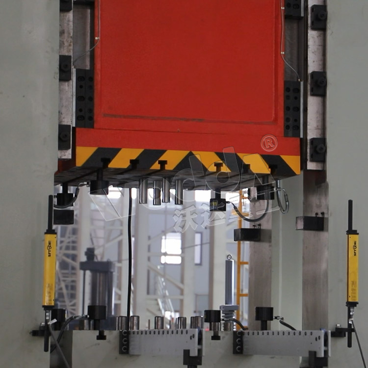 630噸框(kuang)架液壓(ya)機（液壓(ya)墊）