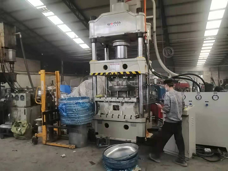 315噸(dun)汽車水(shui)箱封頭(tou)拉伸液(ye)壓機