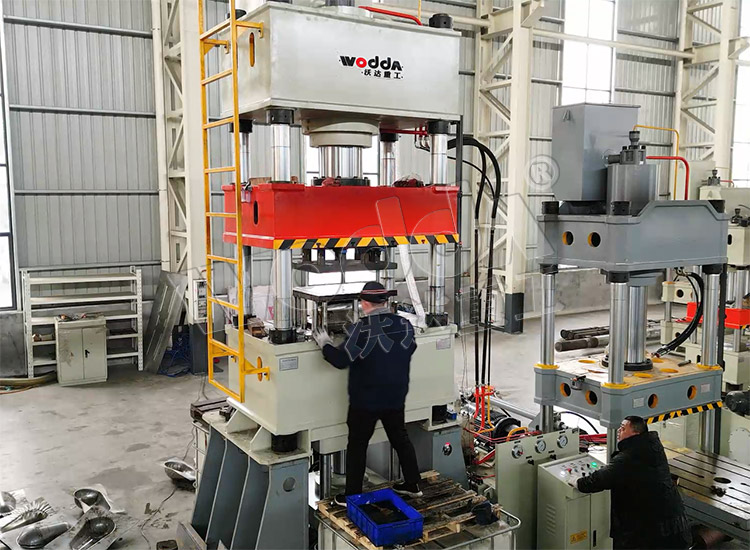 315噸(dun)不鏽鋼(gang)蹲便器(qi)拉伸液(ye)壓機