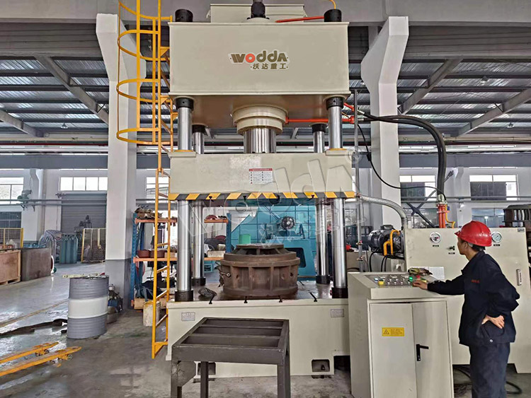 315噸汽車(che)輪毂拉(la)伸成型(xing)液壓機(ji)