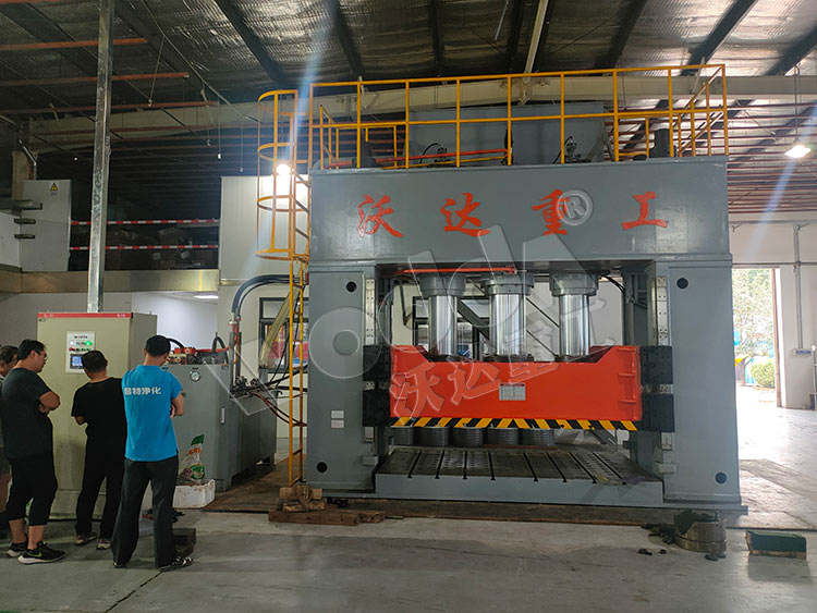 1000噸框架式(shi)薄闆拉伸(shen)液壓機客(ke)戶現場 1000噸(dun)框架式薄(bao)闆拉伸液(ye)壓機客戶(hu)現場