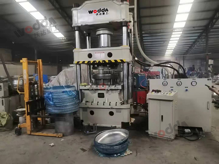 315噸汽車(che)水箱拉(la)伸液壓(ya)機 315噸汽(qi)車水箱(xiang)拉伸液(ye)壓機