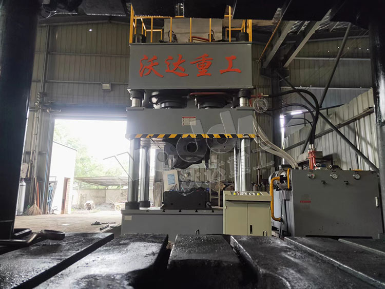 800噸四(si)柱液壓機(ji)壓制金屬(shu)制品