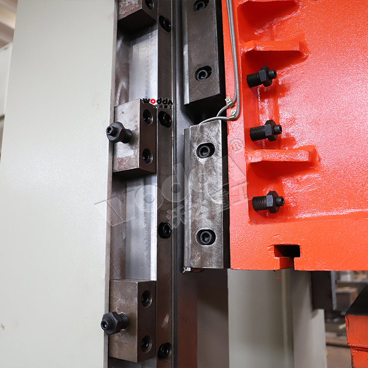 200噸框(kuang)架式液(ye)壓機(導(dao)軌) 200噸框(kuang)架式液(ye)壓機(導(dao)軌)