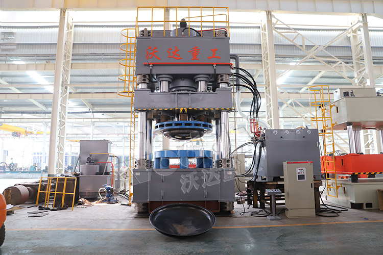 2500噸封(feng)頭液壓(ya)機