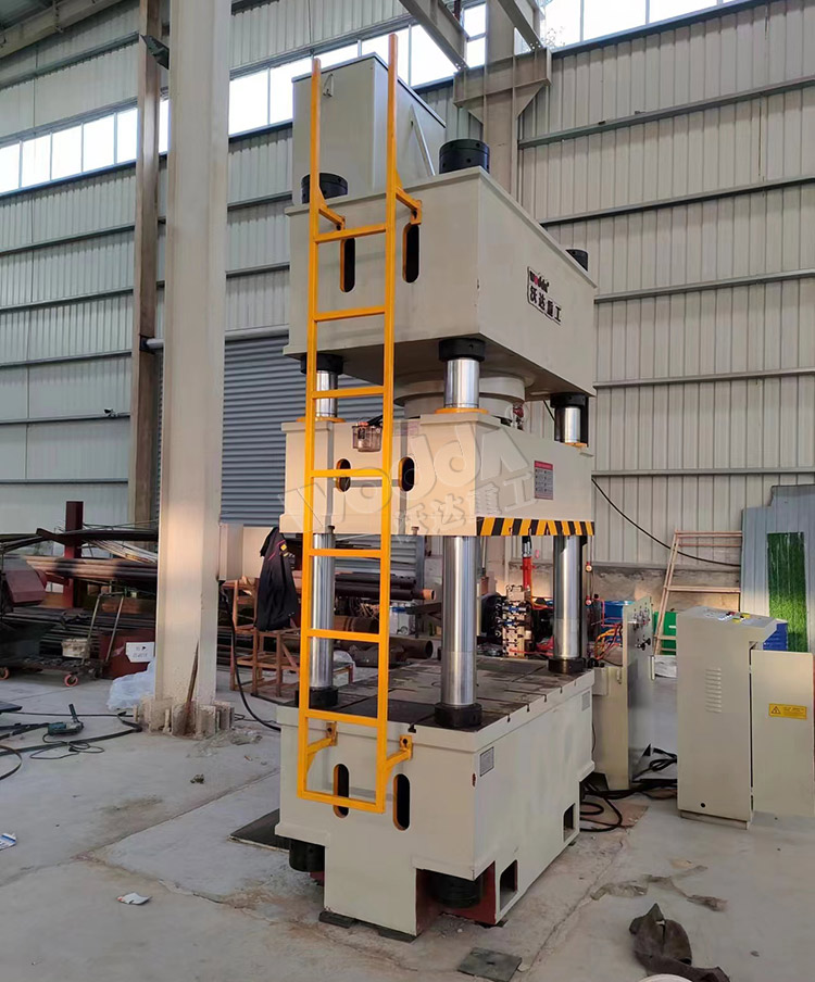 400噸不(bu)鏽鋼(gang)水箱(xiang)液壓(ya)機 400噸(dun)不鏽(xiu)鋼水(shui)箱液(ye)壓機(ji)