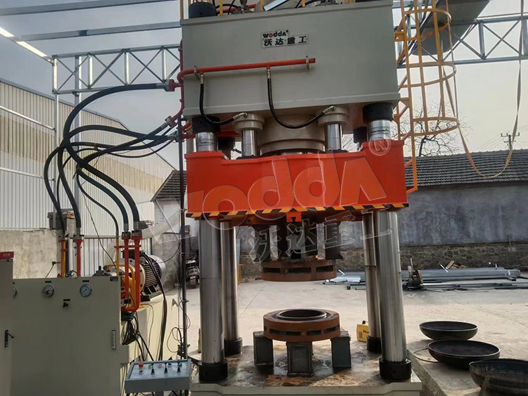 800噸封頭(tou)拉伸機客(ke)戶現場