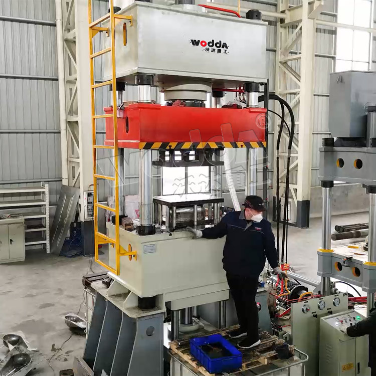 315噸(dun)不鏽(xiu)鋼蹲(dun)便器(qi)拉伸(shen)液壓(ya)機