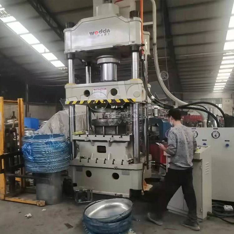 315噸汽(qi)車水(shui)箱拉(la)伸液(ye)壓機(ji)