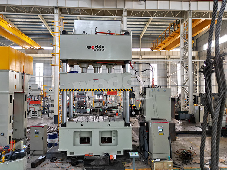 1000噸四(si)柱拉(la)伸液(ye)壓機(ji)