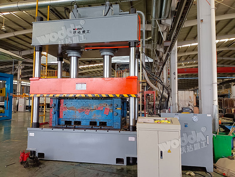 315噸汽(qi)車内(nei)飾熱(re)壓成(cheng)型液(ye)壓機(ji)