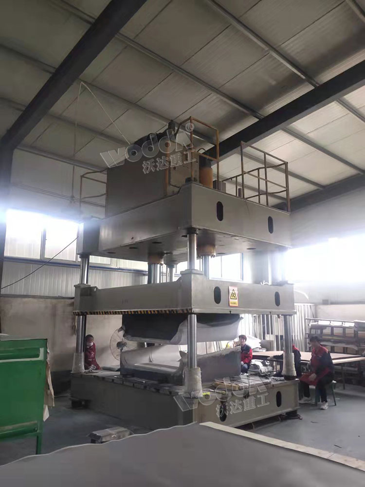 100噸汽(qi)車頂(ding)棚内(nei)飾件(jian)模壓(ya)機