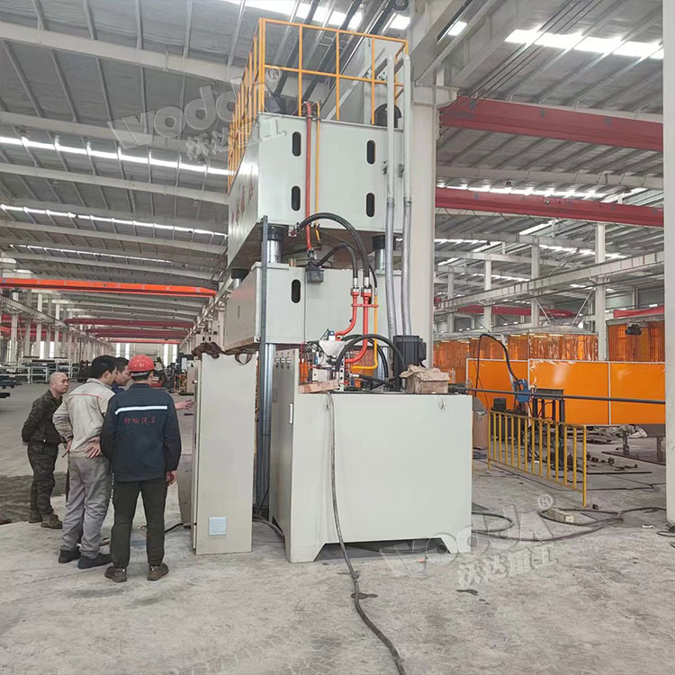 1000噸汽車(che)配件拉(la)伸液壓(ya)機客戶(hu)現場