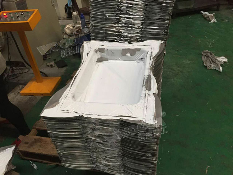 不鏽(xiu)鋼水(shui)槽拉(la)伸件(jian)