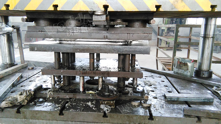 不鏽(xiu)鋼水(shui)槽拉(la)伸液(ye)壓機(ji)加工(gong)現場(chang)