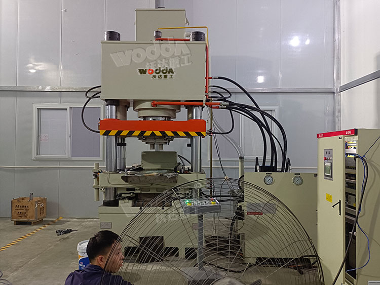 400噸(dun)碳化矽粉(fen)末成型液(ye)壓機