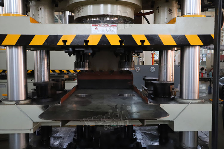 牛眼(yan)舔磚液壓(ya)機工作台(tai)