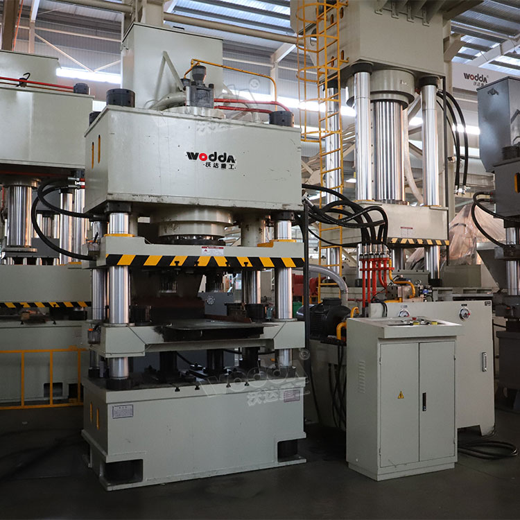 400噸四梁四(si)柱鹽磚機(ji)