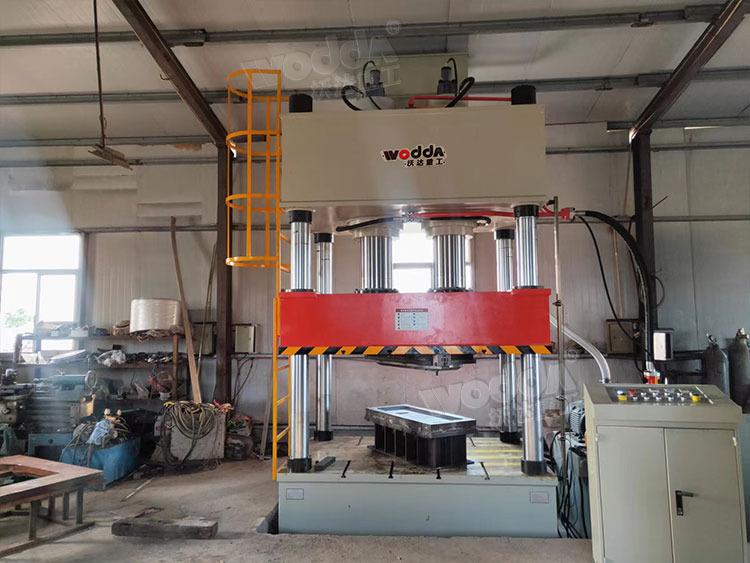 400噸液(ye)壓機壓制(zhi)金屬配件(jian) 400噸液壓機(ji)壓制金屬(shu)配件