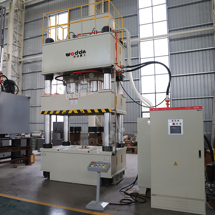 800噸四(si)柱液壓(ya)機