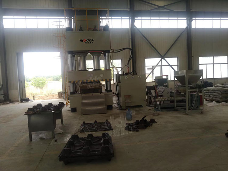 塑料托(tuo)盤模壓(ya)成型液(ye)壓機客(ke)戶車間(jian)現場