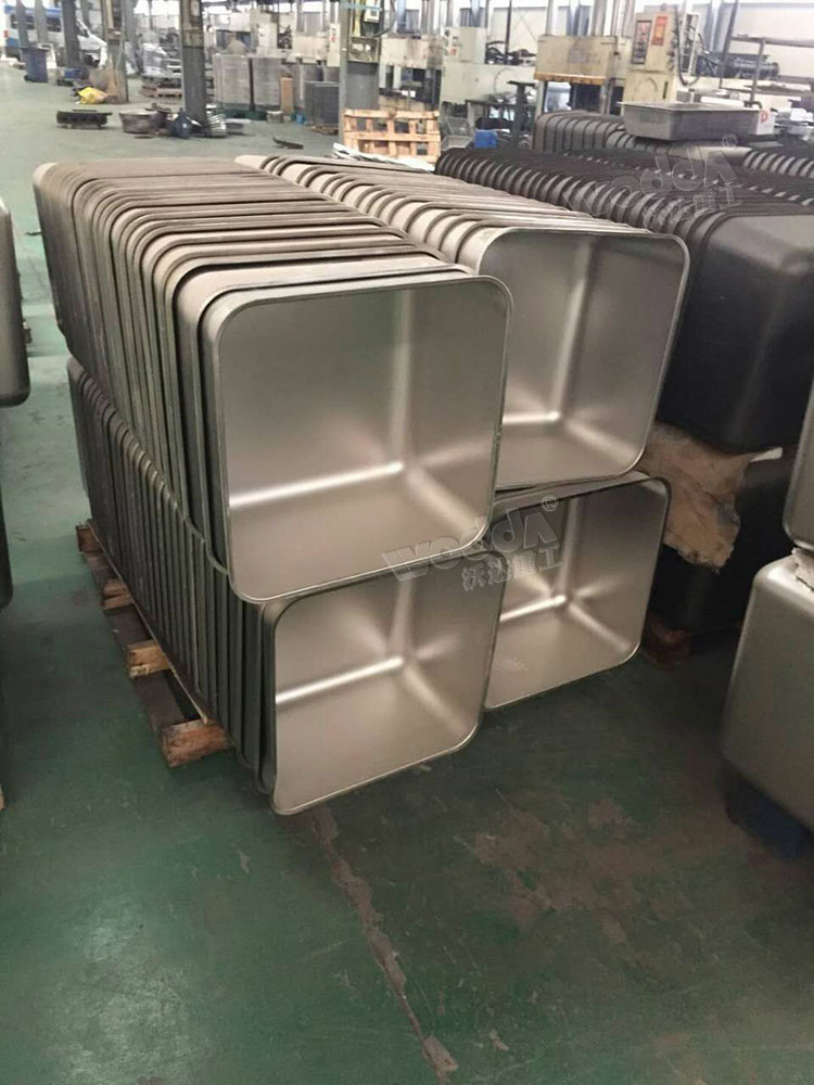 四(si)柱液(ye)壓機(ji)拉伸(shen)不鏽(xiu)鋼水(shui)槽成(cheng)品