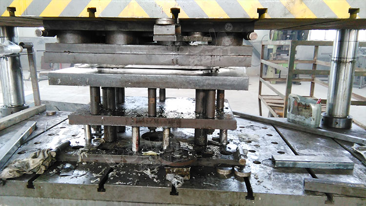 四柱(zhu)液壓(ya)機整(zheng)體拉(la)伸不(bu)鏽鋼(gang)水槽(cao)