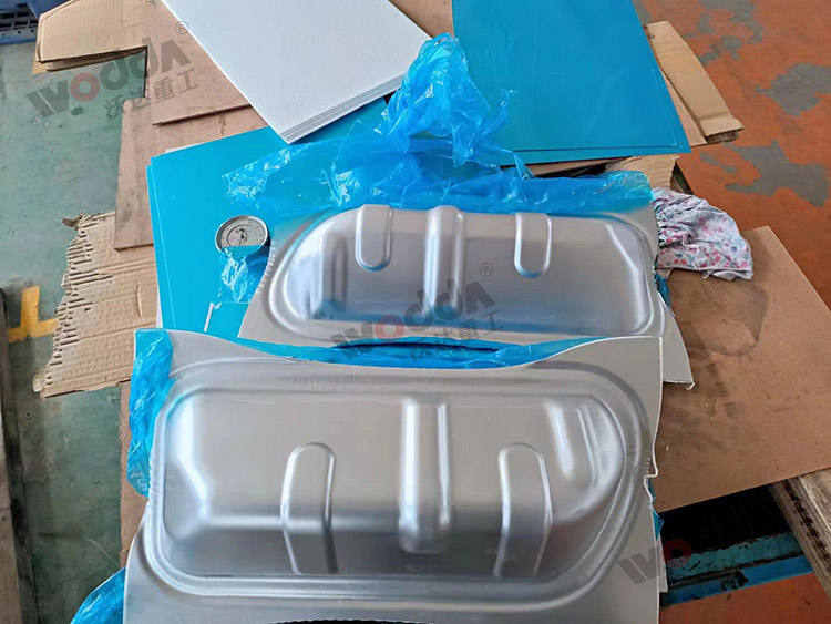 200噸(dun)液壓(ya)機拉(la)伸汽(qi)車排(pai)氣管(guan)散熱(re)罩