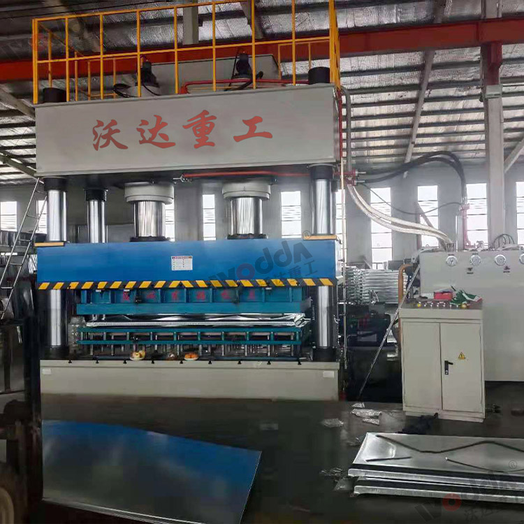 1000噸(dun)不鏽鋼(gang)水箱成(cheng)型液壓(ya)機