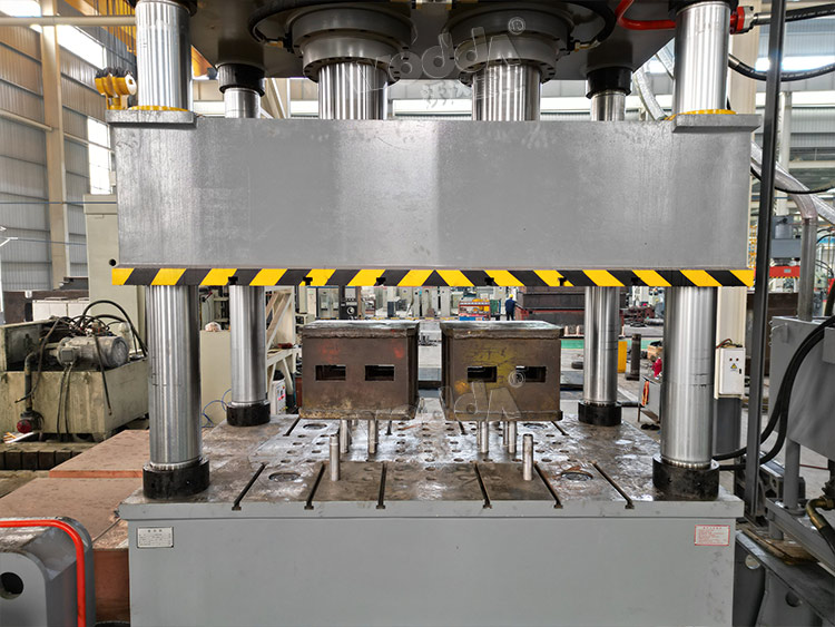 630噸拉伸(shen)機帶液壓(ya)墊