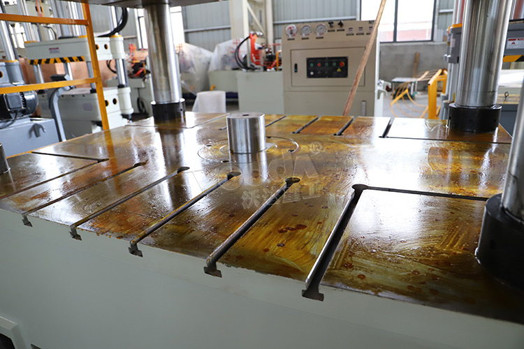 500噸液壓(ya)機帶頂出(chu)缸