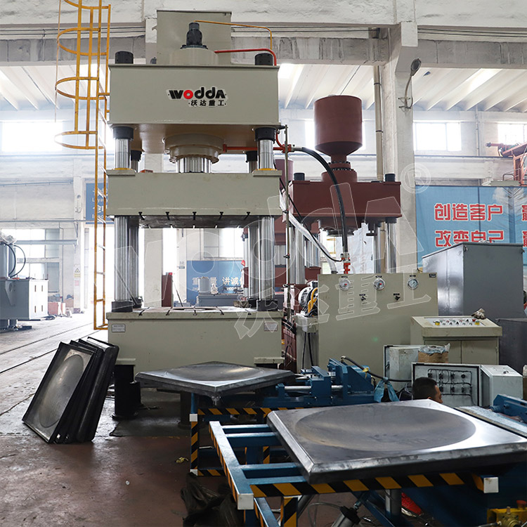 500噸不(bu)鏽鋼(gang)水箱(xiang)液壓(ya)機